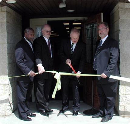 <>Governor Ted Strickland Cuts the Ceremonial Yellow Ribbon